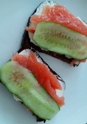 Бутерброды с огурцом, сыром 