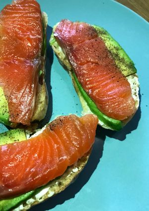 Бутерброды с малосольным лососем (домашний посол)