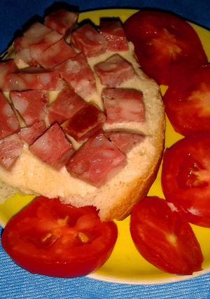 Бутерброды с колбасой и горчицей