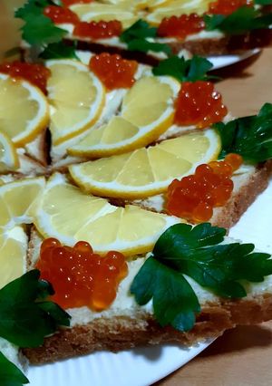 Бутерброды с красной икрой и лимоном