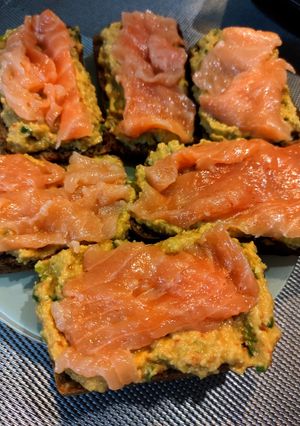 Бутерброды с гуакамоле и лососем