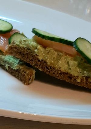 Бутерброды с авокадо и рыбкой