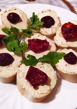 Бутерброды с вяленым помидором