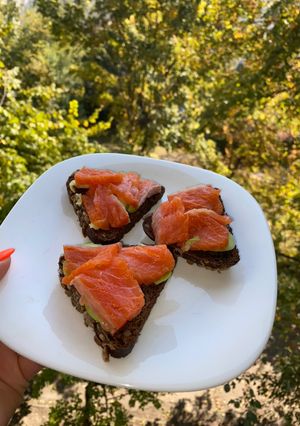 Бутерброды с авокадо и красной рыбкой