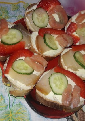 Бутерброды с масляной и лососем