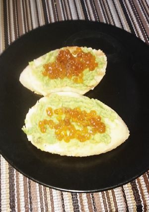 Бутерброды с авокадо и икрой
