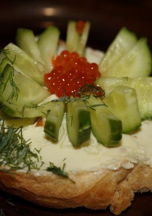 Бутерброды с огурцом и красной икрой