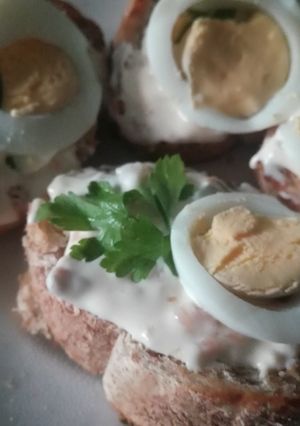 Бутерброды с намазкой из сыра и красной рыбы