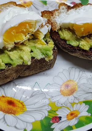 Бутерброды с авокадо и яйцом