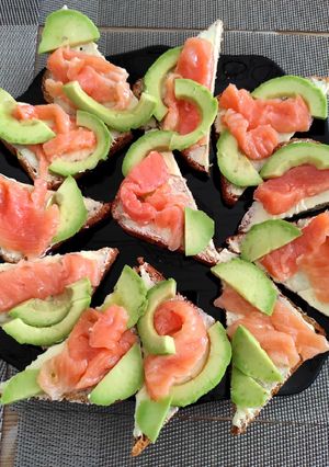 Бутерброды с авокадо и лососем