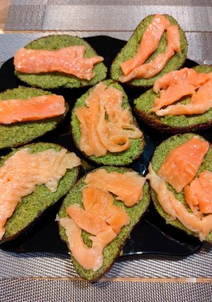 Бутерброды с лососем и соусом 