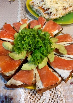 Бутерброды с лососем и авокадо
