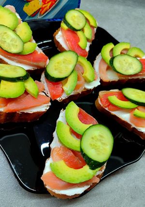 Бутерброды с авокадо и красной рыбой