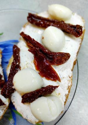 Бутерброды с вяленными помидорами и моцареллой