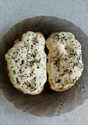 Бутерброды-гренки с творогом и моцареллой