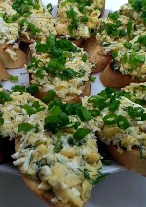 Бутерброды-закуска с печенью трески и сыром