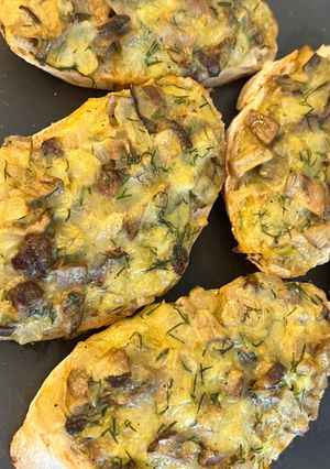 Гарячі бутерброди з домашнього французького багету та грибами