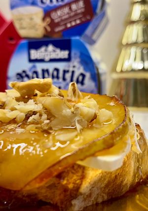 Гарячі брускети з грушею і сиром