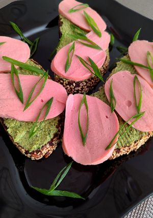 Бутерброды с соусом песто из руколы и кабачка