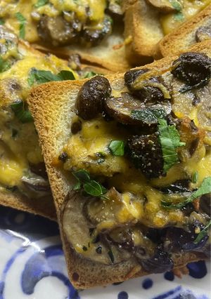 Гарячі бутерброди з грибами