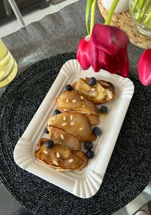 Гаряча брускета з карамелізованою грушею і сиром Брі