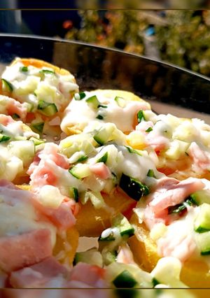 Гарячі бутерброди на картоплі з шинкою, сиром та огірком