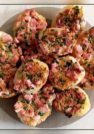 Гарячі бутерброди з сосисками, шпинатом і морквою