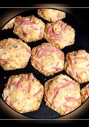 Гарячі бутерброди з сардельками,сиром і картопляним пюре на вафельних коржах