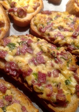 Гарячі бутерброди з плавленим сиром і ковбаскою в духовці