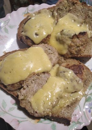 Гарячі бутерброди з котлетами