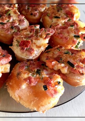 Гарячі бутерброди з сосисками, цвітною капустою, кабачком і солодким перцем