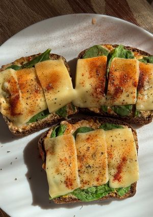 Гарячі бутерброди зі шпинатом