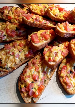 Гарячі бутерброди з шинкою, помідором і сиром