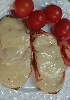 Гарячі бутерброди з помідором