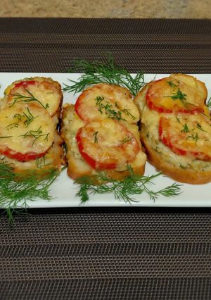 Гарячі бутерброди з м'ясним фаршем та помідорами (в духовці)