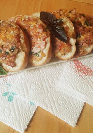 Горячие бутерброды с колбасой, томатами, зеленью и сыром