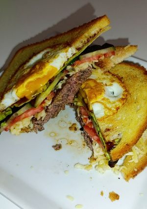 Закритий бутерброд з фаршем та яйцем