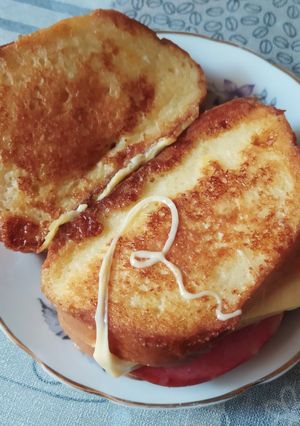 Жареные бутерброды/гренки с колбасой, сыром и яйцом