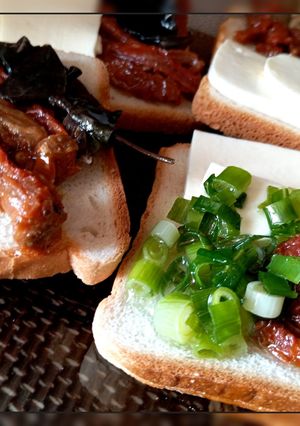 Закуска Бутерброди з бринзою, в'яленими томатами, базиліком і зеленою цибулею