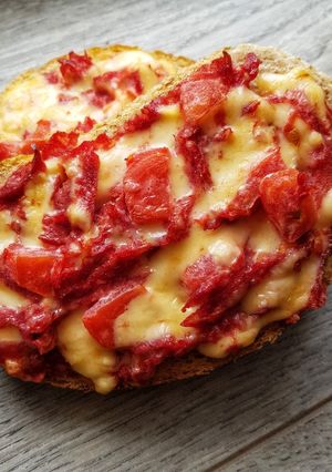 Горячие бутерброды с колбасой