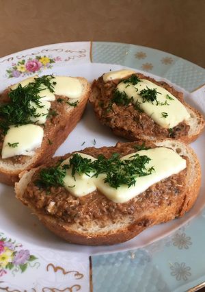 Горячие бутерброды с килькой в томате