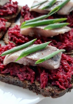 Закусочні бутерброди з оселедцем