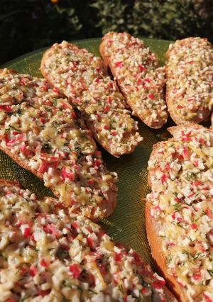 Горячие бутерброды с крабовыми палочками