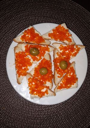 Міні бутерброди з червоною ікрою та оливкою