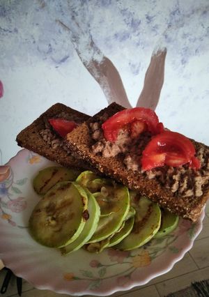 ПХ бутерброди з тунцем, помідорами і кабачками гриль