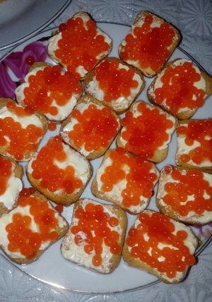 Новорічні бутерброди з червоною ікрою