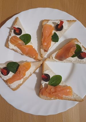Святкові сендвічі з сьомгою та крем-сиром