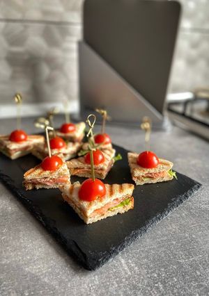 Міні-сендвічі з лососем