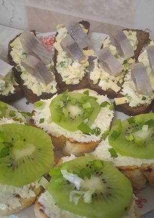 Святкові бутерброди з оселедцем та бутерброди з ківі