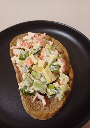 Сендвічі з авокадо та крабовими паличками